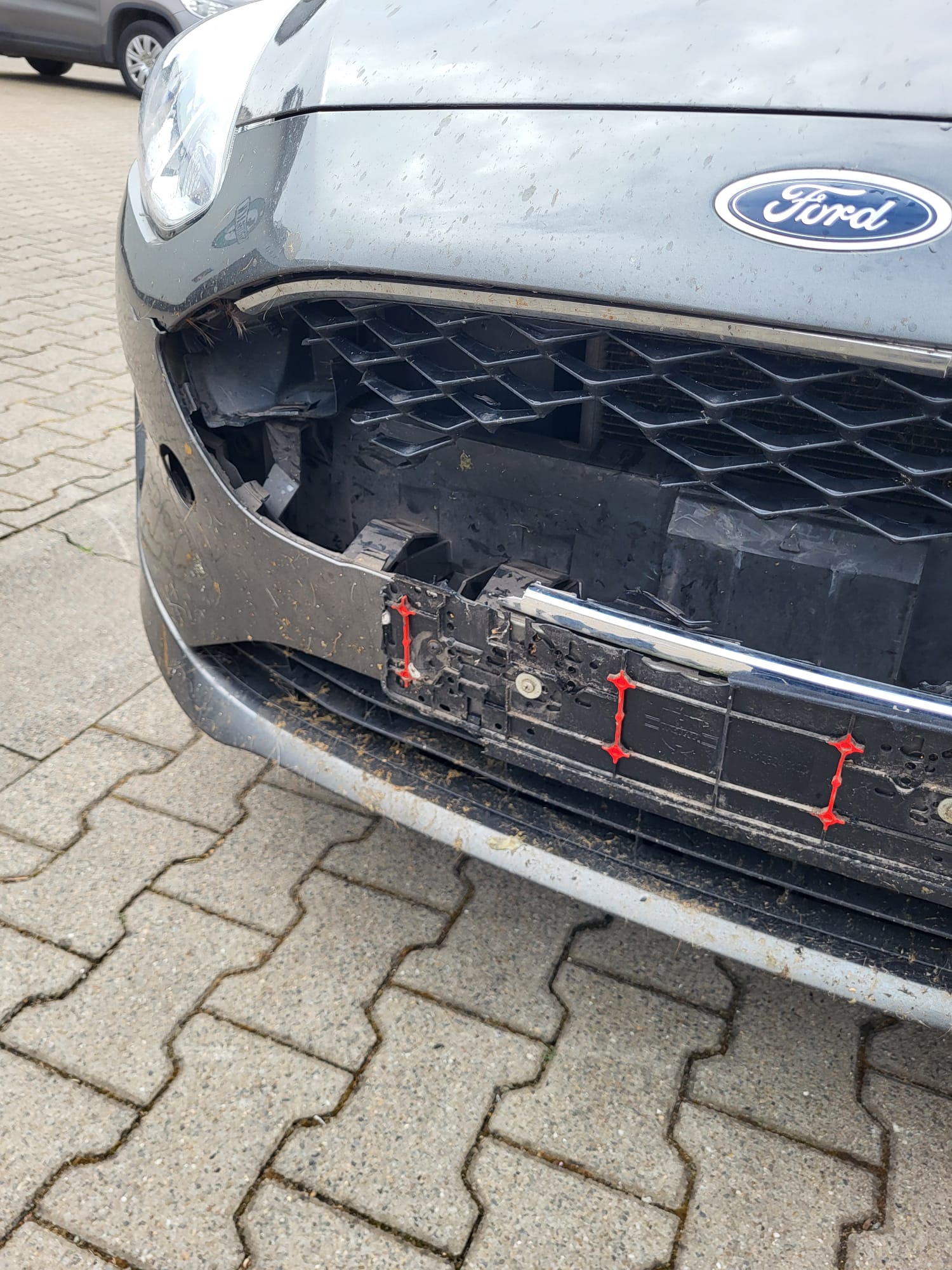 Beschädigter Frontbereich eines Ford Fiesta