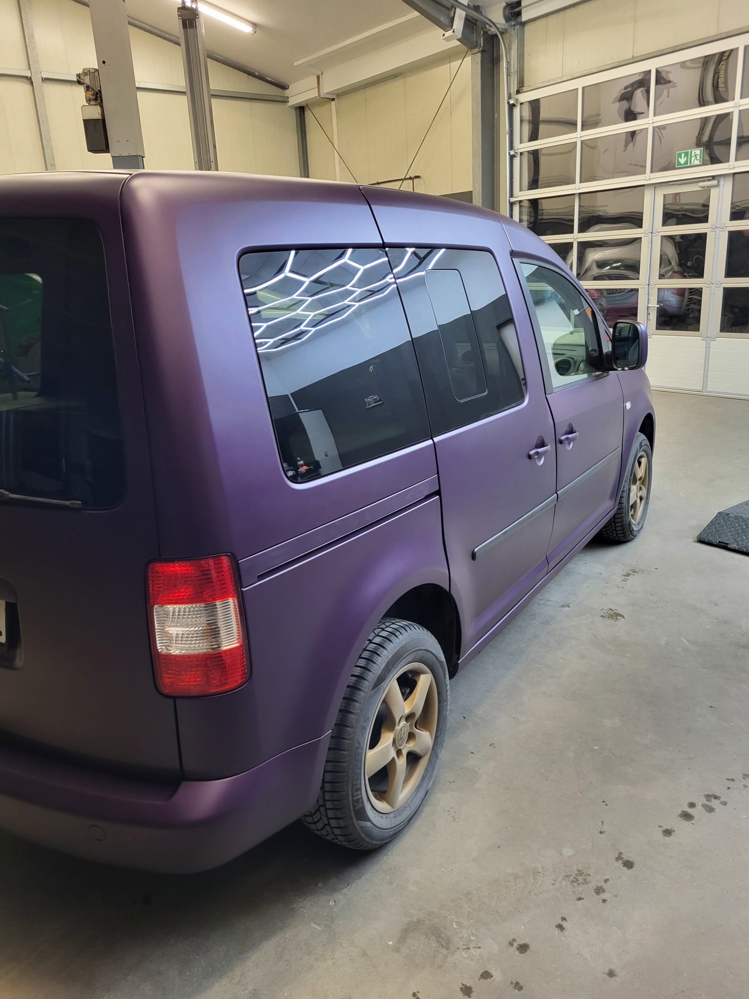 Violetter Caddy mit gleichmäßigem Lackfinish