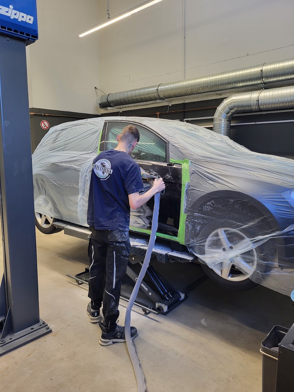 Vorbereitung eines Fahrzeugs für die Lackierarbeit