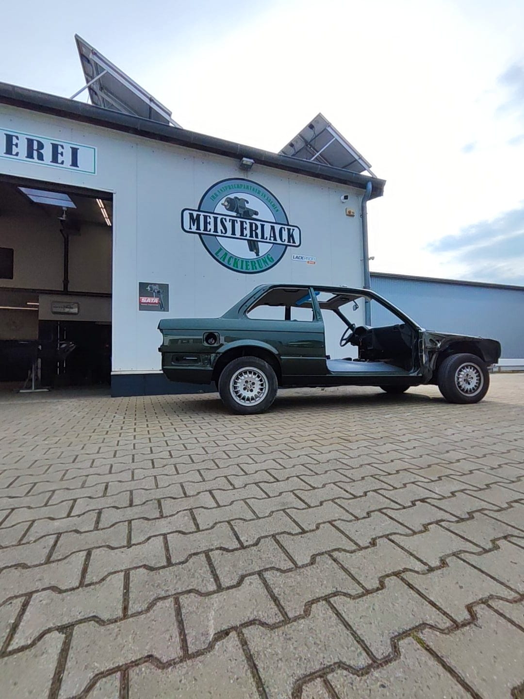 Oldtimer vor der Meisterlack-Werkstatt