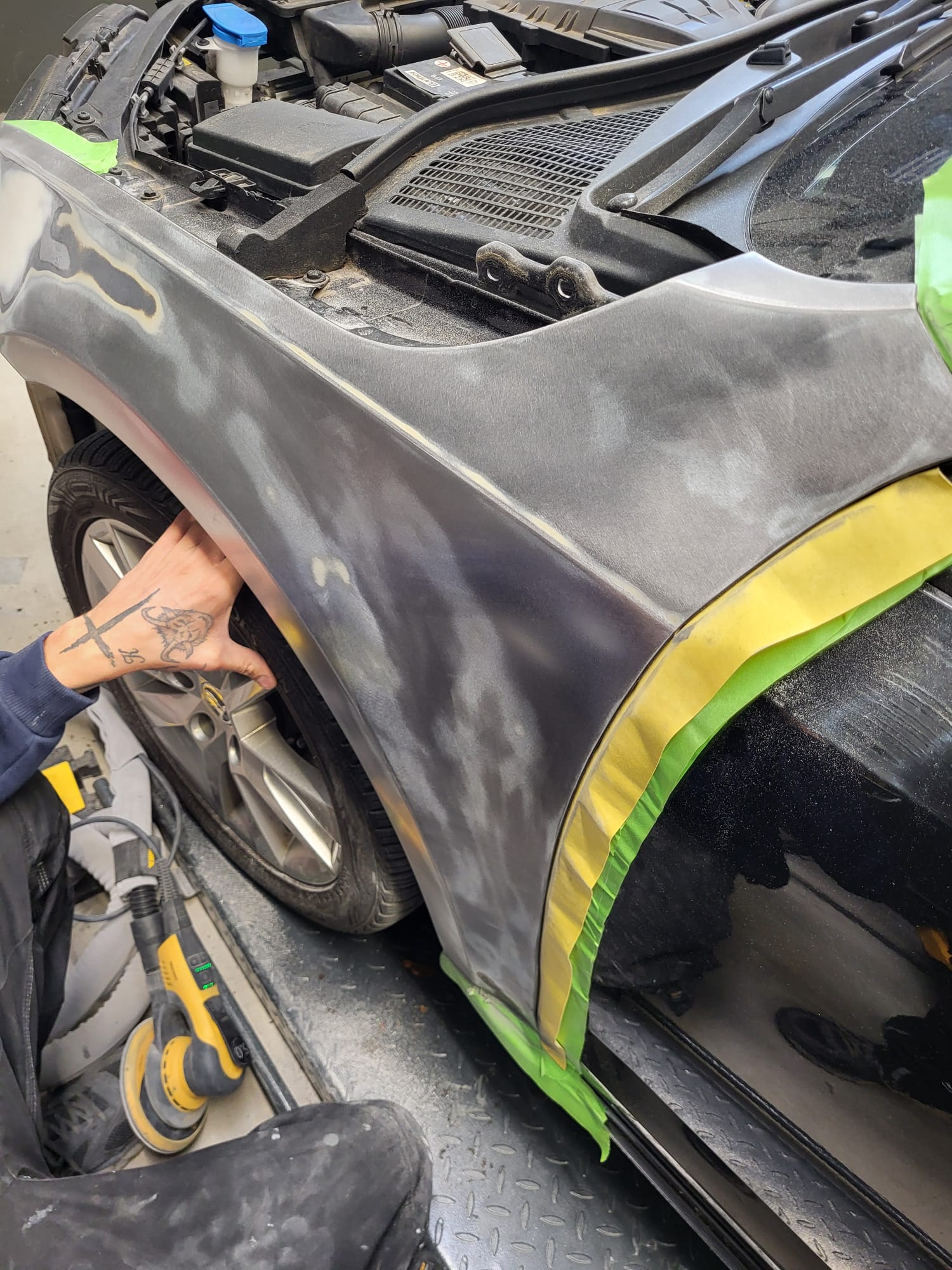Vorbereiteter Fahrzeugbereich mit Abklebung für den Lackaufbau