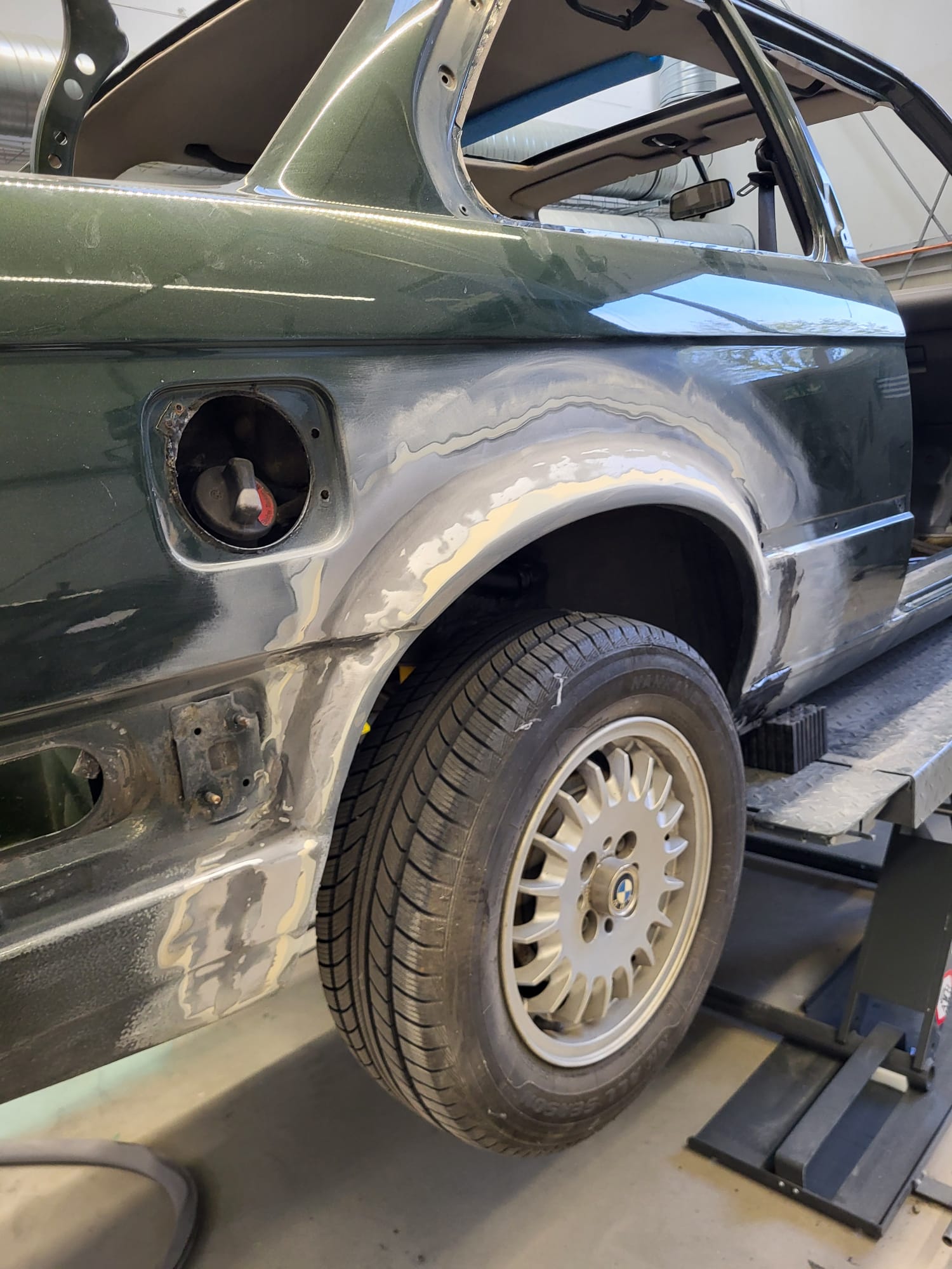Aufgearbeiteter Karosseriebereich eines Oldtimers