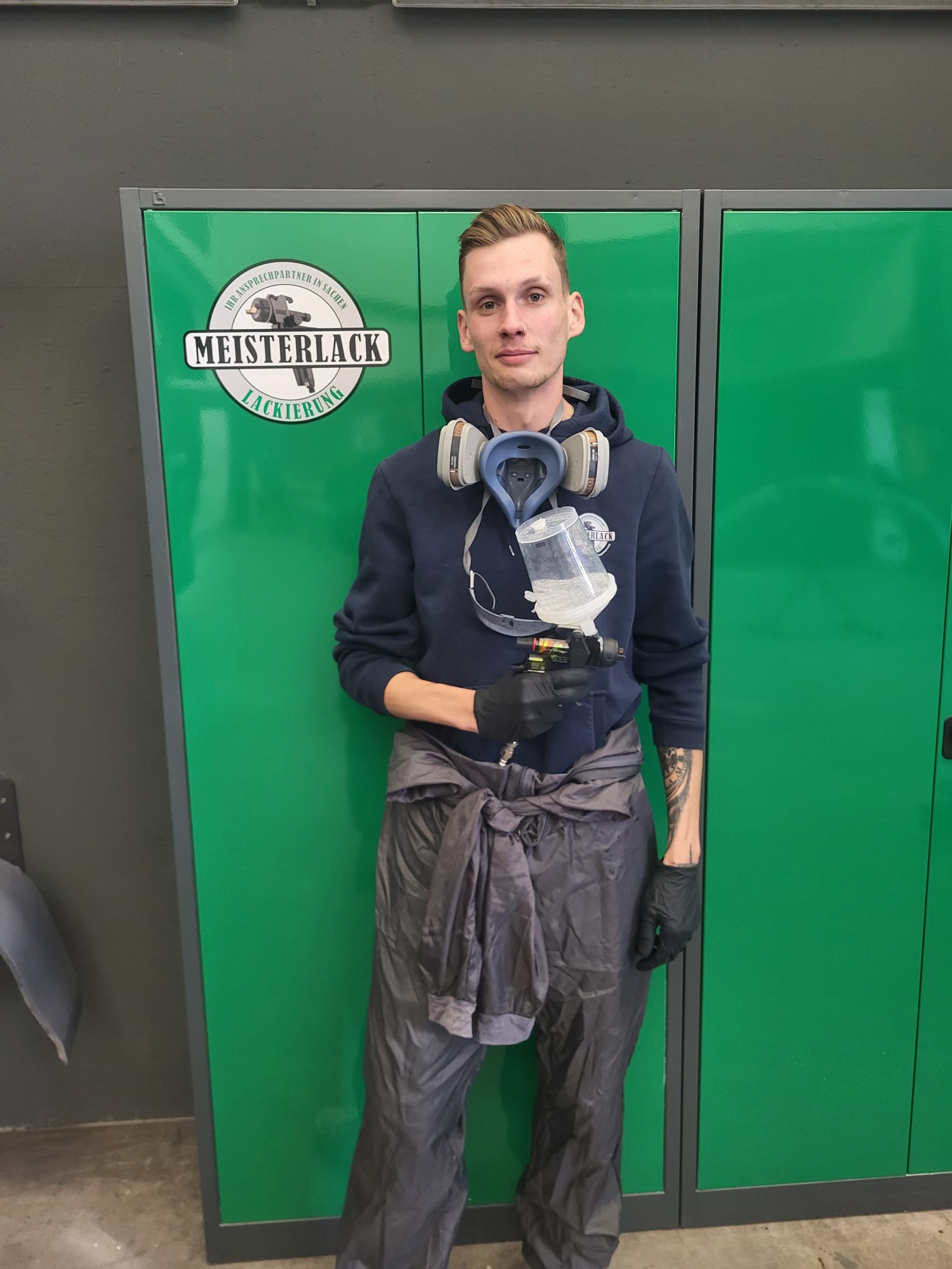 René in Lackierkleidung mit Spritzpistole