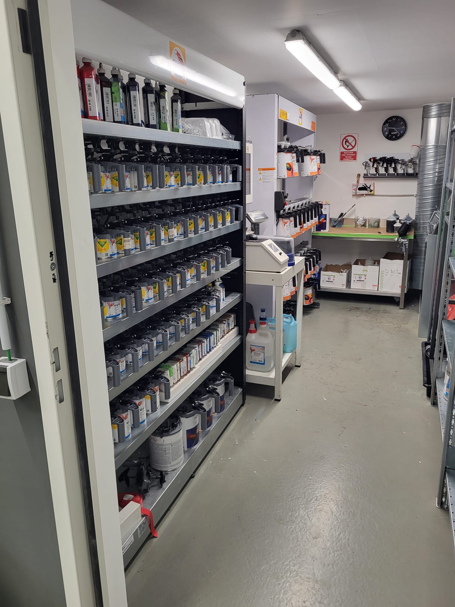 Farblager mit Lacken und Materialien in der Meisterlack-Werkstatt